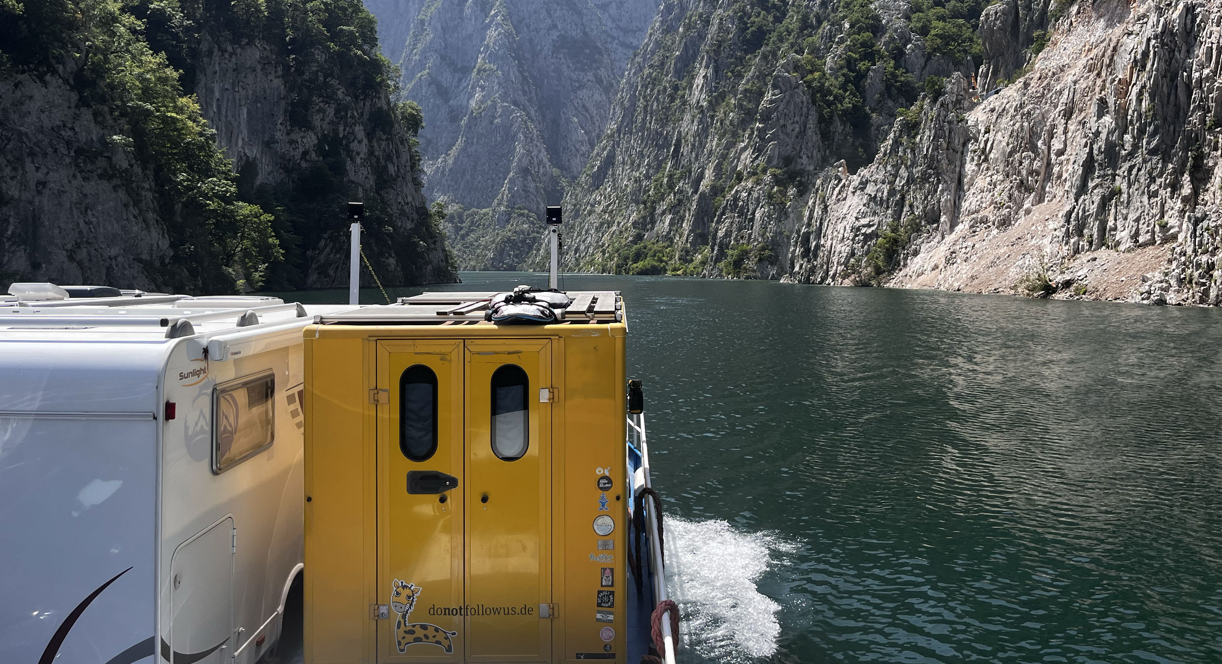 Fährfahrt durch die Schlucht